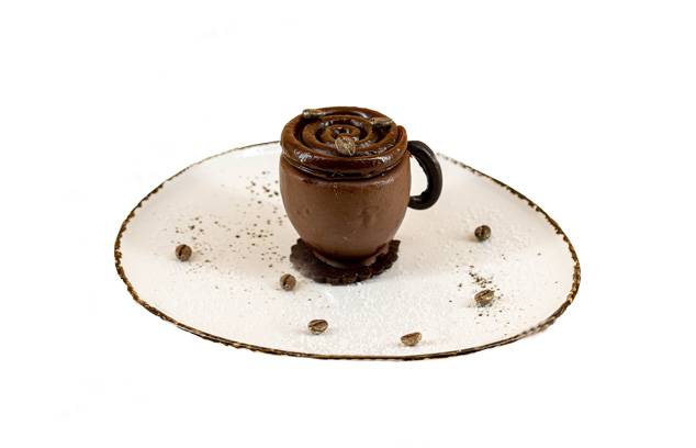 prajitura poem caffe asezata pe farfurie